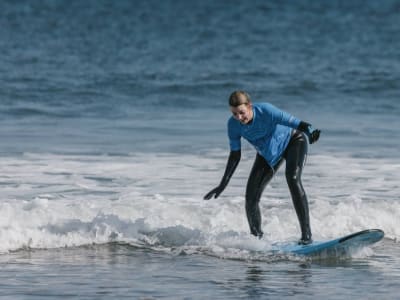 Curso de surf en la playa de Cullen, en Moray Firth