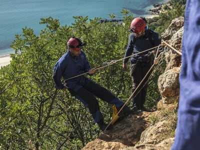 Sesión de Descenso en rápel en el Parque Natural de Arrábida desde la playa de Creiro, cerca de Lisboa