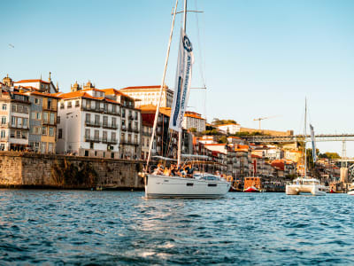 Paseo en velero por Oporto al atardecer desde el puerto deportivo del Duero