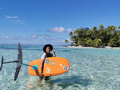 Kitesurfing and wingfoil discovery day at the Ceran motu on Taha'a from Raiatea