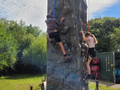 Kletterturm-Erlebnis in der Nähe von Swansea, Südwales