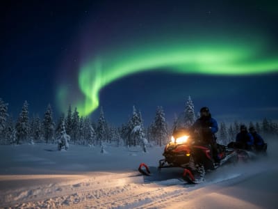 Nordlichtjagd im Schneemobil-Schlitten ab Rovaniemi