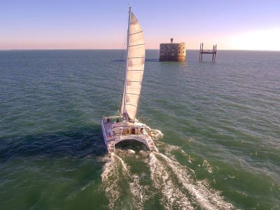 Croisière en catamaran au fort Boyard au coucher du soleil depuis Boyardville, île d’Oléron