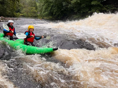Rafting en kayak por el río Leven en Kinlochleven, cerca de Fort William
