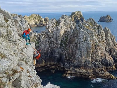 Escalada en los acantilados de Pen-Hir, en la península de Crozon (Bretaña)