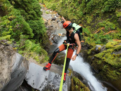 Excursion privée et personnalisée de canyoning à São Miguel, Açores