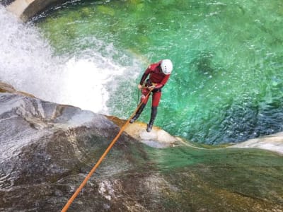 Barranquismo intermedio en el cañón Vajo dell'Orsa, cerca del lago de Garda