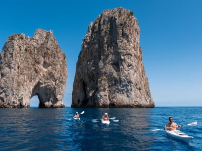 Geführter Kajakausflug zur Insel Capri und zu den Höhlenwänden