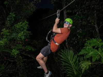 Excursión nocturna en tirolina por la selva de Oahu en Kapolei