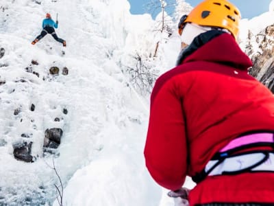 Excursión de iniciación a la escalada en hielo en Pyhä