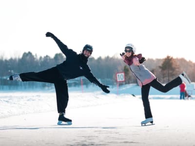 Excursión guiada de patinaje sobre hielo en el lago Inari desde Saariselkä