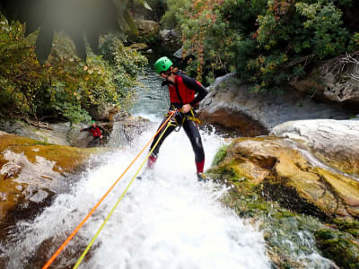 Canyoning intermédiaire à Zarzalones dans la Sierra de las Nieves, près de Marbella