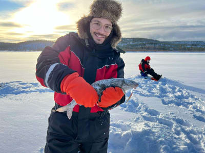 Excursion de pêche sur glace en motoneige sur le lac Inari depuis Ivalo