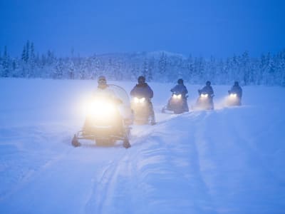 Excursión en moto de nieve cerca de Kiruna, Suecia
