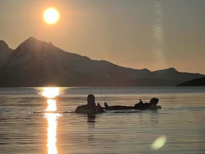 Arctic Floating sous le soleil de minuit à Tromsø 