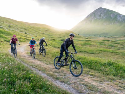 Descenso en bicicleta de montaña del Col du Lautaret en Le Monêtier-les-Bains, cerca de Serre Chevalier