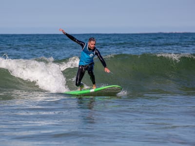 Cours de surf à Locquirec, près de Morlaix dans le Finistère