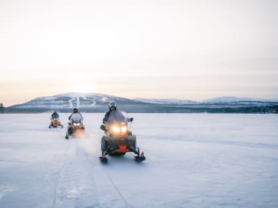 Einführung ins Schneemobilfahren in Pyhäjärvi von Pyhä-Luosto aus