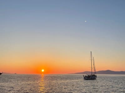 Crucero en velero al atardecer por la isla de Rhenia y las playas de Mykonos