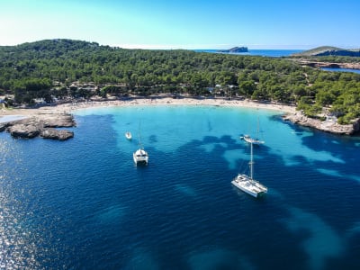 Excursion en bateau sur la plage et dans les spéléologies à Ibiza
