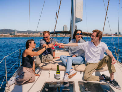 Segeltörn zu den Weinbergen von Alella mit Weinverkostung ab Barcelona