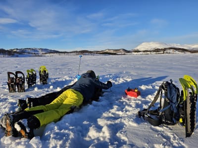 Excursion de pêche sur glace en raquettes à Malangen, près de Tromsø