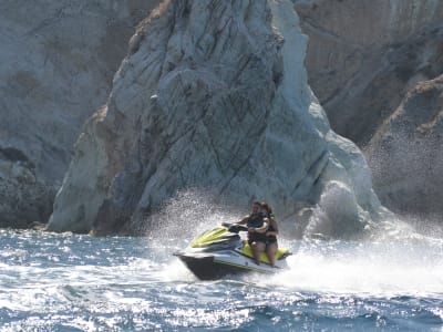 Jet-Ski-Verleih am Strand von Perivolos, Santorin