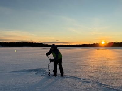 Excursión de pesca en hielo y visita a una granja de renos con almuerzo desde Levi
