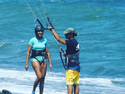 Entdecken Sie Kitesurfing-Kurse am Strand von Monolithos, Santorin
