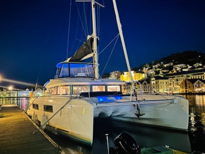 Excursión privada nocturna en barco por Tromsø para ver la aurora boreal