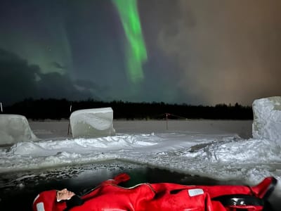 Ice Floating dans l'Arctique sous les aurores boréales à Rovaniemi