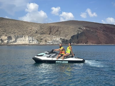 Alquiler de motos acuáticas en la playa de Perissa en Santorini