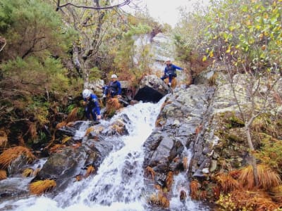 Canyoning in Ribeira das Quelhas, Serra da Lousã, in der Nähe von Coimbra