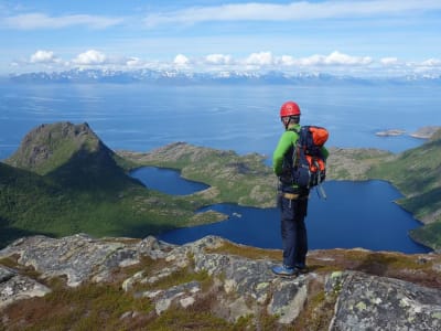 Excursion guidée d'escalade sur la montagne Hamarøyskaftet à Skutvik au départ d'Oppeide 