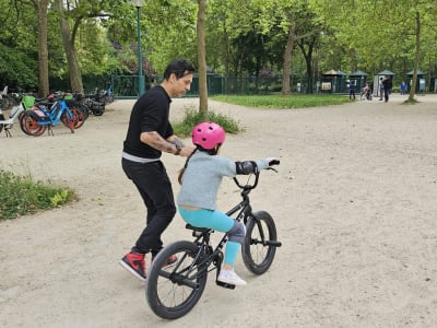 Apprendre à faire du vélo près de Paris dans le bois de Vincennes