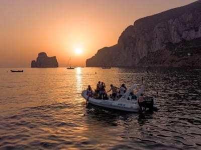 Bootsfahrt bei Sonnenuntergang in Porto Flavia bei Iglesias, Sardinien