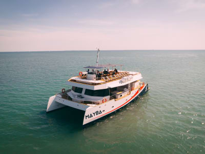 Katamaran-Kreuzfahrt zu den Lérins-Inseln und zum Cap d'Antibes ab der Baie des Anges mit Mittagessen