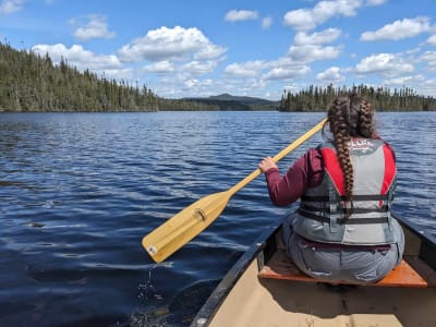 Geführter Kanuausflug auf einem hochgelegenen See in Monts-Valin, Saguenay-Lac-Saint-Jean