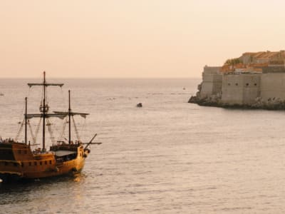 Excursion en bateau historique à Dubrovnik au coucher du soleil avec spectacle