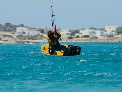Lección de Kitesurf en la playa de Plaka en Naxos