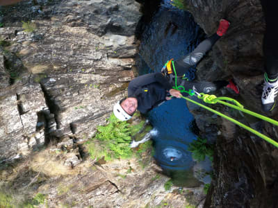 Canyoning auf dem Rio de Frades bei Arouca, in der Nähe von Porto