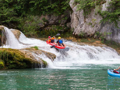 Excursión en canoa por el río Mrežnica, cerca de los lagos de Plitvice