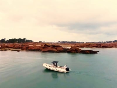 Paseo en barco por la costa de granito rosa desde Trébeurden, cerca de Lannion, Bretaña