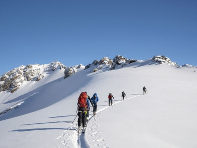 Fortgeschrittene Skitourengeher im Stubaital, nahe Innsbruck