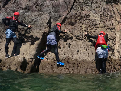 Coasteering près de Tenby dans le Pembrokeshire
