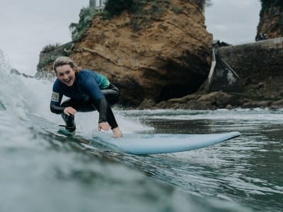 Clases colectivas de surf en la playa de la Côte des Basques de Biarritz