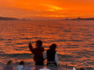 Crucero en barco al atardecer por Lisboa
