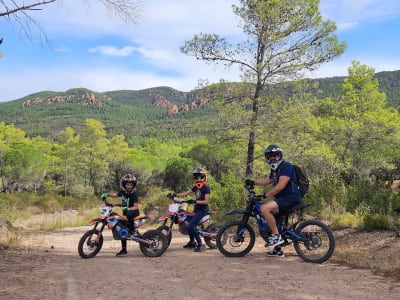 Entdeckung des elektrischen Motorcross für Kinder im Estérel-Massiv bei Fréjus