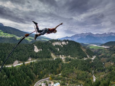 Bungee-Springen aus 192 Metern Höhe an der Europabrücke, Innsbruck
