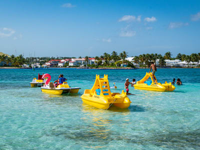 Tretbootverleih in der Lagune von Saint-François, Guadeloupe